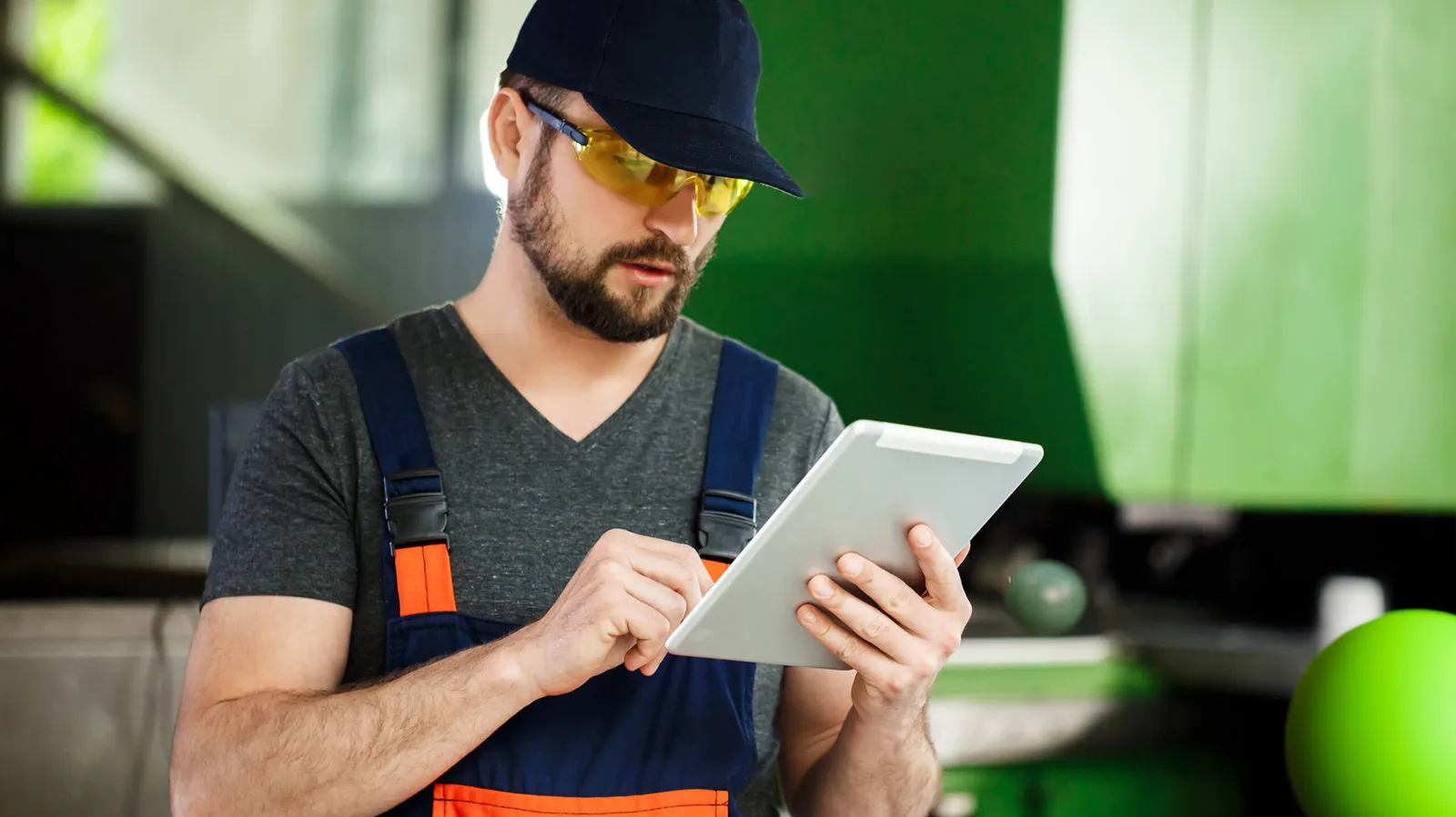 How a CCMS Empowers Service Technicians and Engineers